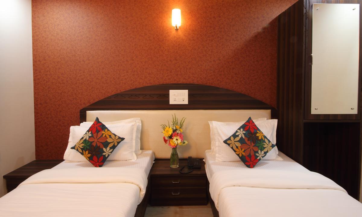 Hotel Railway Inn Thane Exteriör bild
